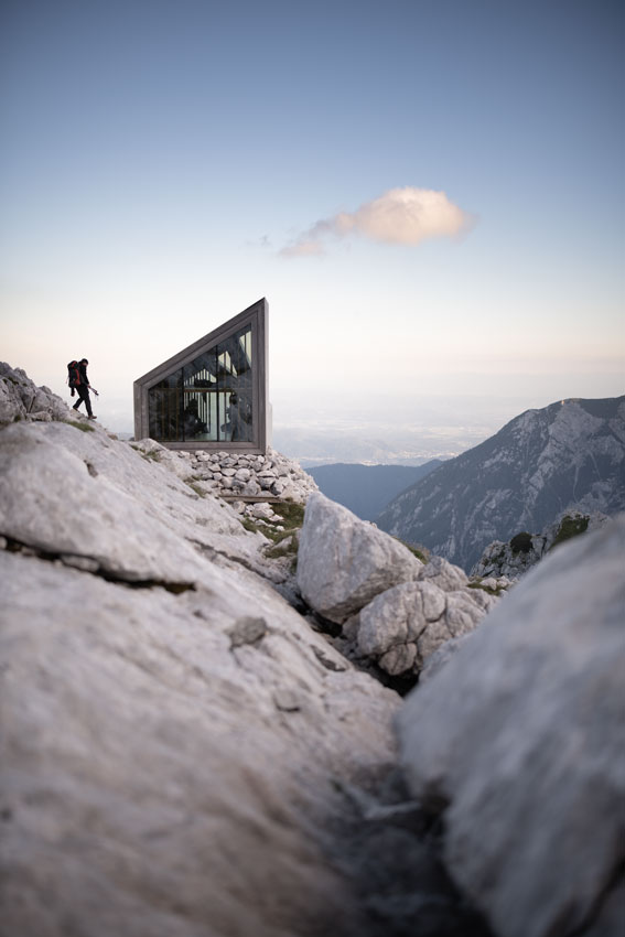 Photo de communication d'aventure en outdoor, un randonneur arrive au refuge, bivac, des les alpes slovènes.